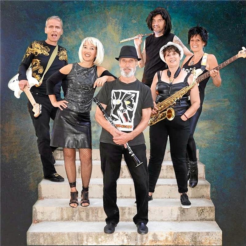 Manny Modern Troubadours ist eine sechsköpfige Band aus Frankreich, die den Saisonauftakt im Kulturkraftwerk gestalten und gleichzeitig noch ans Urlaubsfeeling anknüpfen. Die Show beginnt am Sonntag, 13. August, um 19 Uhr und kostet 19 Euro Eintritt. Foto: Privat