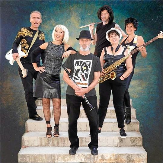 Manny Modern Troubadours ist eine sechsköpfige Band aus Frankreich, die den Saisonauftakt im Kulturkraftwerk gestalten und gleichzeitig noch ans Urlaubsfeeling anknüpfen. Die Show beginnt am Sonntag, 13. August, um 19 Uhr und kostet 19 Euro Eintritt. Foto: Privat