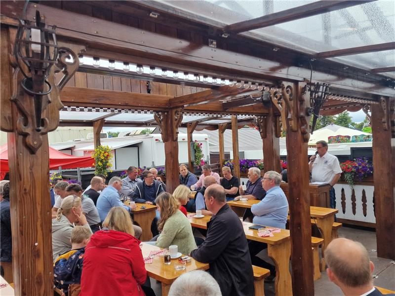 Manöverkritik zum Aalfrühstück Manöverkritik zum Aalfrühstück. Foto: Privat
