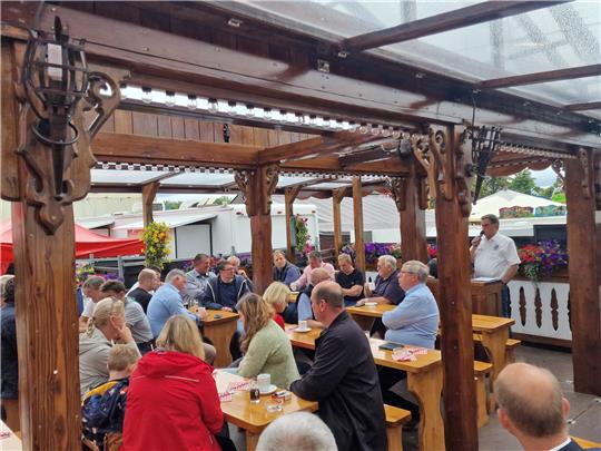 Manöverkritik zum Aalfrühstück. Foto: Privat