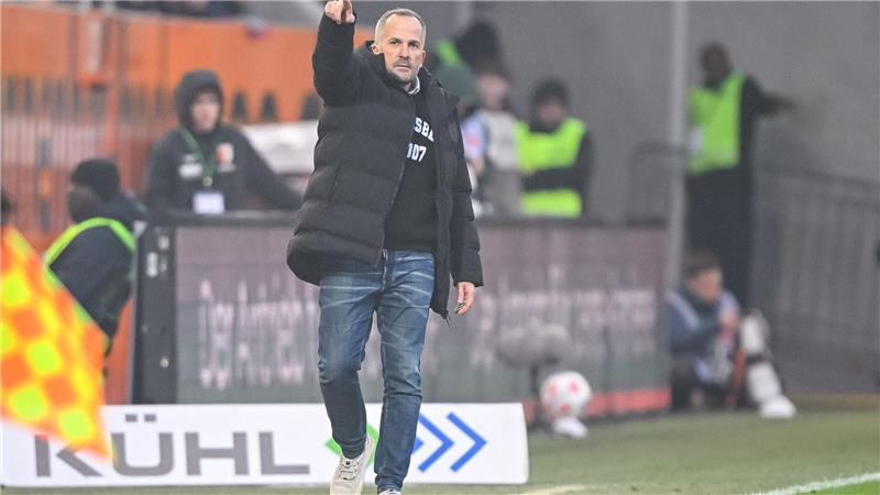 Manuel Baum in Aktion am Spielfeldrand.