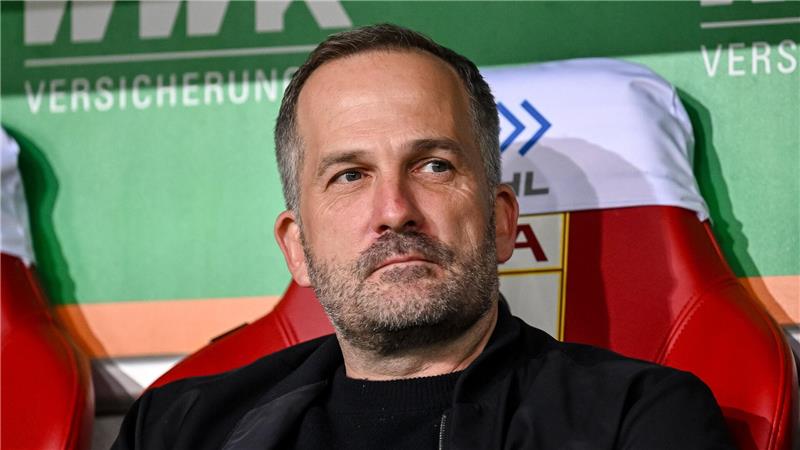 Manuel Baum wird den FC Augsburg auch künftig als Trainer betreuen. (Archivbild)