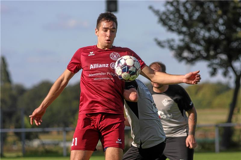 Manuel Bornecke, der früh zum 1:0 trifft, bleibt auch in dieser Szene stabil. Foto: Gietemann