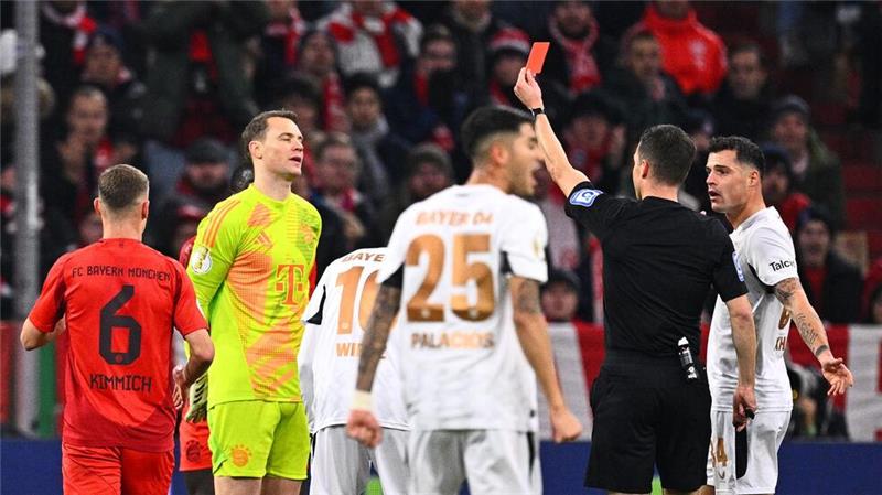 Zwei Pokalspiele Sperre für Bayern-Kapitän Neuer Manuel Neuer (2.v.l.) sieht die erste Rote Karte seiner Karriere.