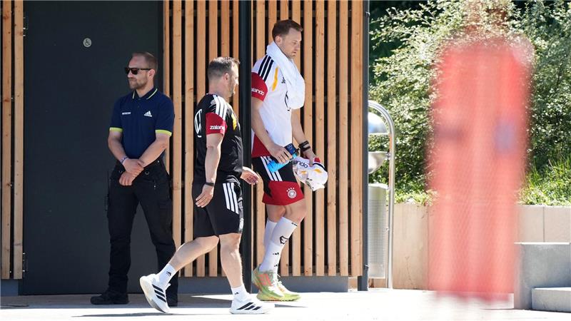 Manuel Neuer absolviert im DFB-Camp noch ein individuelles Aufbautraining. 