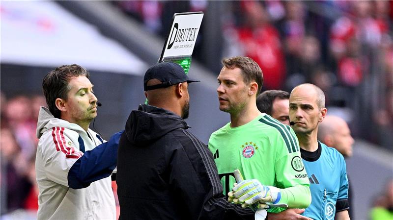 Nagelsmann blockt bei Neuer: Zuerst mit Spielern sprechen Manuel Neuer (grünes Trikot) wird im letzten Bundesliga-Spiel dieser Saison ausgewechselt.