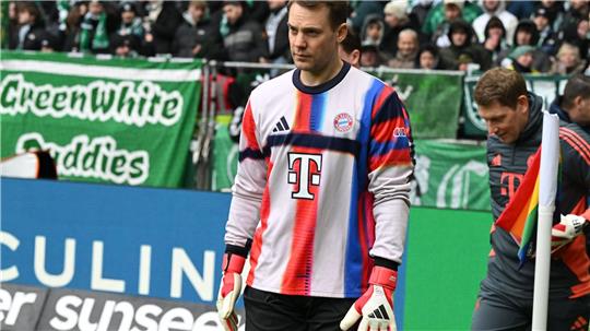 Manuel Neuer, hier beim Aufwärmen in Bremen, fällt mit einer Wadenverletzung aus.