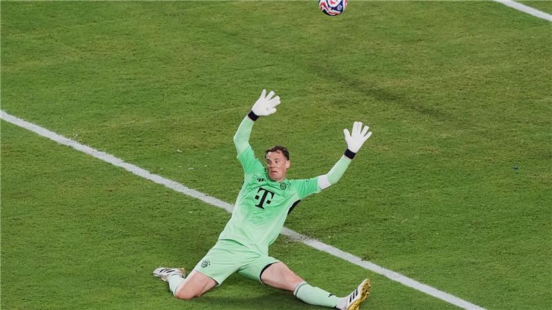 „Job erledigt“: Bayern schon weiter - Neue Musiala-Sorgen Manuel Neuer kann das Tor zum 1:1 nicht verhindern.