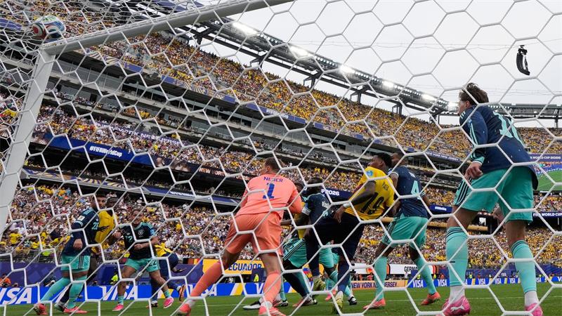 Manuel Neuer kommt gegen Ecuadors Gonzalo Plata zu spät. 