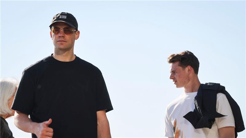 Ohne Neuer in den Test der Emotionen - Karl droht WM-Aus Manuel Neuer (l.) und Jonas Urbig (r.) gehen in Chicago spazieren.