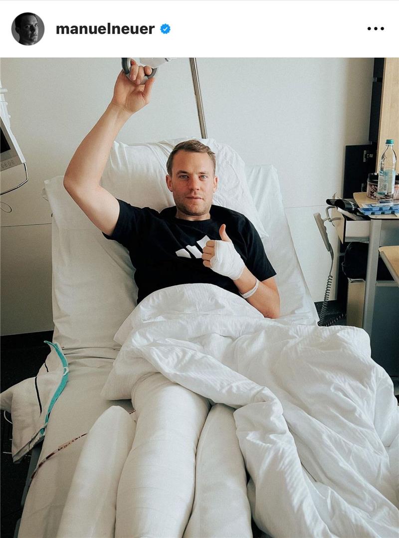Manuel Neuer liegt nach einem Skiunfall mit gebrochenem Unterschenkel im Krankenhaus.