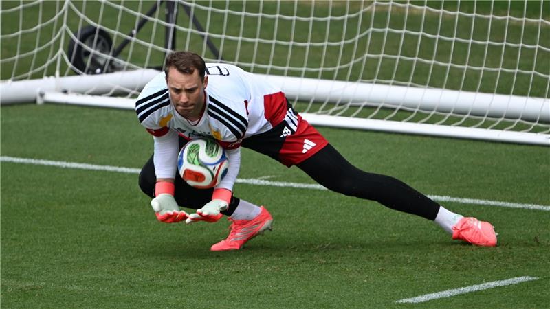 Superminister Völler ist heiß auf WM-Start: „Alle brennen“ Manuel Neuer packt für sein WM-Comeback im Training richtig zu.