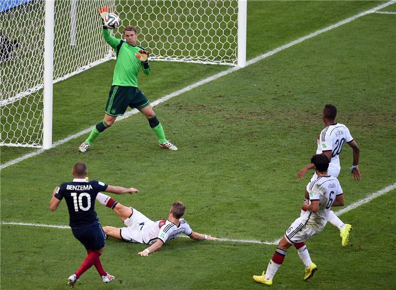 Neuers WM-Rekord gegen leise Zweifel Manuel Neuer pariert den Schuss von Frankreichs Karim Benzema im WM-Viertelfinale 2014.