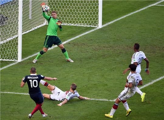 Manuel Neuer pariert den Schuss von Frankreichs Karim Benzema im WM-Viertelfinale 2014.