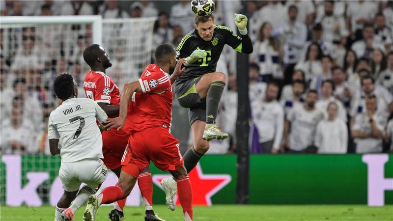 Manuel Neuer (r) klärte auch mal in höchster Not mit dem Kopf außerhalb des Strafraums.