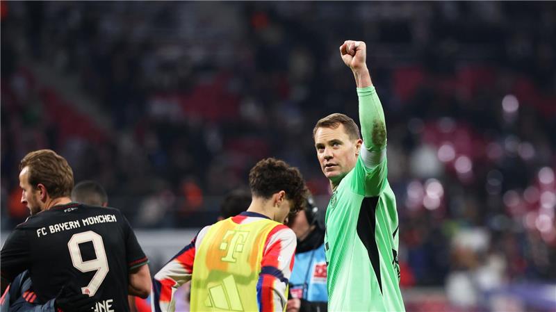 Manuel Neuer (r) zeigt aktuell starke Leistungen bei den Bayern, schloss eine DFB-Rückkehr bisher stets aus.
