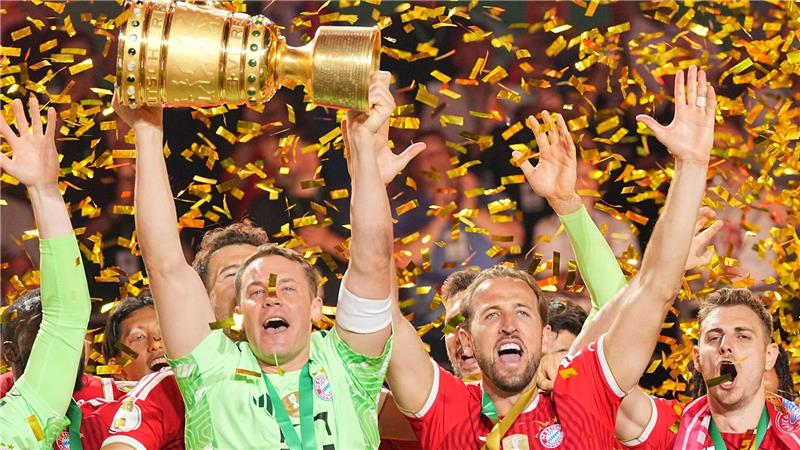 Manuel Neuer und Harry Kane jubeln nach dem Sieg im DFB-Pokalfinale gegen Stuttgart.