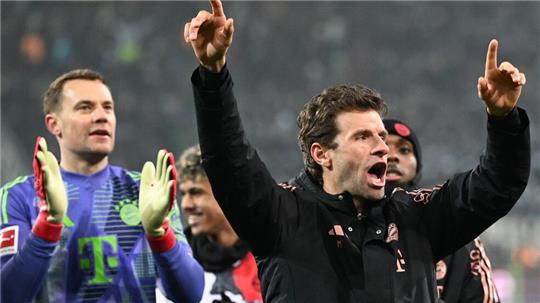 Manuel Neuer und Thomas Müller feiern die Hinrundenmeisterschaft und dürften bald verlängern