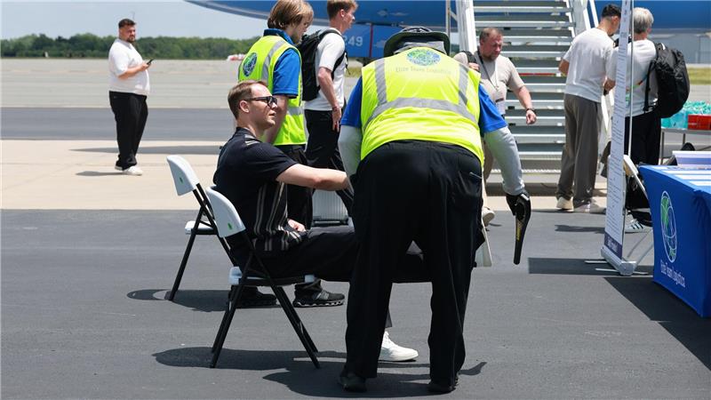 Manuel Neuer wird vor dem Abflug nach Houston kontrolliert. 