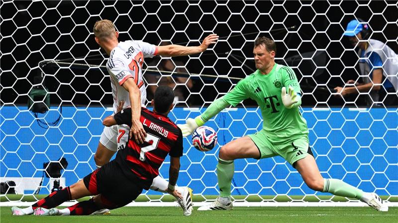 Manuel Neuers Super-Reflex gegen Flamengos Luiz Araujo (M). Daneben Bayern-Verteidiger Konrad Laimer (l).