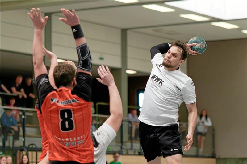 Luchse verlieren auch bei Heinrich-Debüt Manuel Schlechtinger, vom aufgelösten Team des SV Fortuna Lebenstedt zur HSG Liebenburg-Salzgitter zurückgekehrt, markiert sieben Treffer bei der Niederlage gegen den MTV Braunschweig IV. Foto: Drechsler