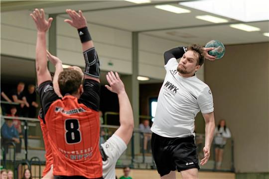 Manuel Schlechtinger, vom aufgelösten Team des SV Fortuna Lebenstedt zur HSG Liebenburg-Salzgitter zurückgekehrt, markiert sieben Treffer bei der Niederlage gegen den MTV Braunschweig IV. Foto: Drechsler