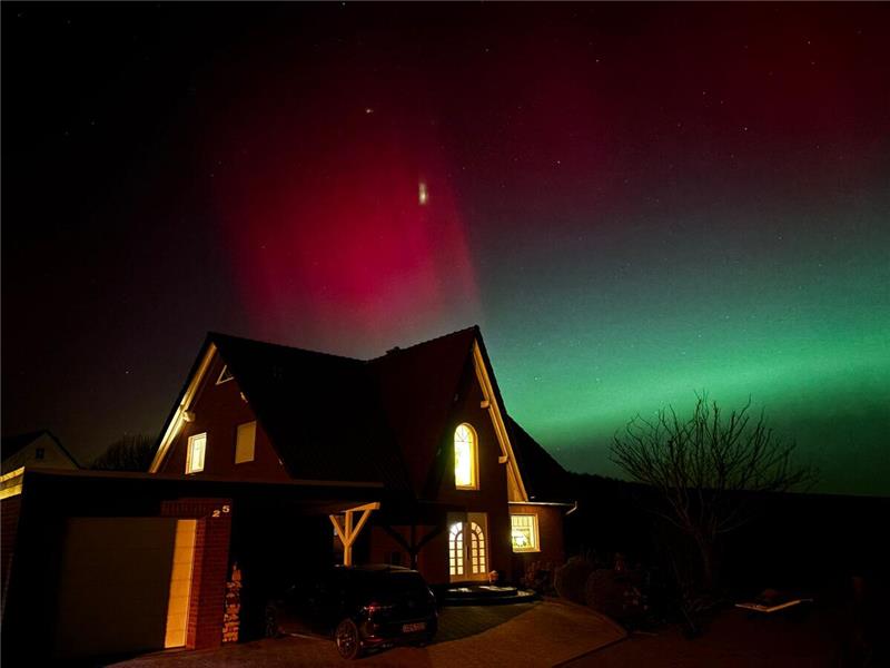 Manuela Löffler aus Rhüden hat das Himmelsspektakel mit einer Kamera über ihrem ...