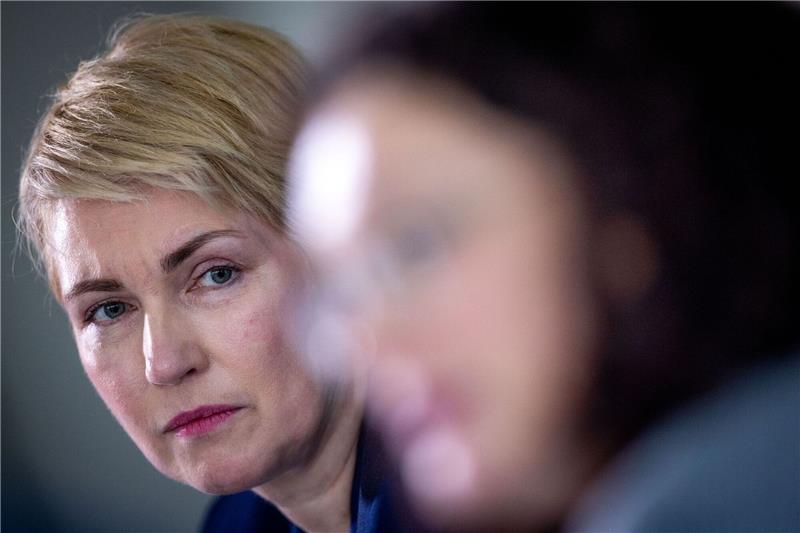 Schwesig sieht keinen Grund für Rücktritt Manuela Schwesig, die Ministerpräsidentin von Mecklenburg-Vorpommern, sieht keinen Grund für einen Rücktritt.