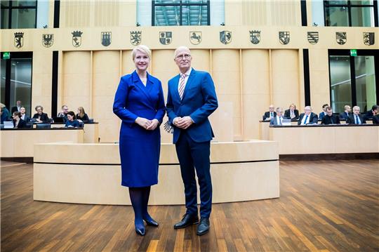 Manuela Schwesig und Peter Tschentscher im Plenarsaal bei der Übergabe der Präsidentschaft des Bundesrates.