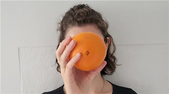 Mara kann keine Orangen essen und nicht einmal Orangensaft mit Fruchtfleisch trinken. Reiner Saft ist für sie aber kein Problem. 