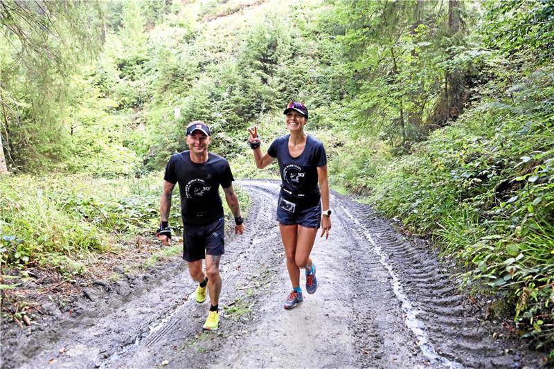 Marathon-Siegerin Hanna Busch (re.) freut sich trotz der Anstrengungen über den Lauf und kann sogar in die Kamera lächeln. Das gilt auch für ihren männlichen Kollegen.  Foto: Neuendorf