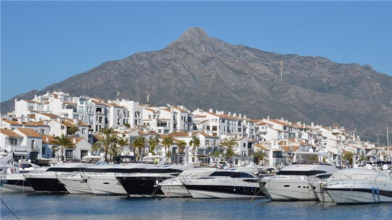 „Europoors“: Faulenzen in Marbella Marbella, der andalusische Touristenort der Schönen und Reichen – und neuerdings auch Beleg für ein verarmtes Europa?