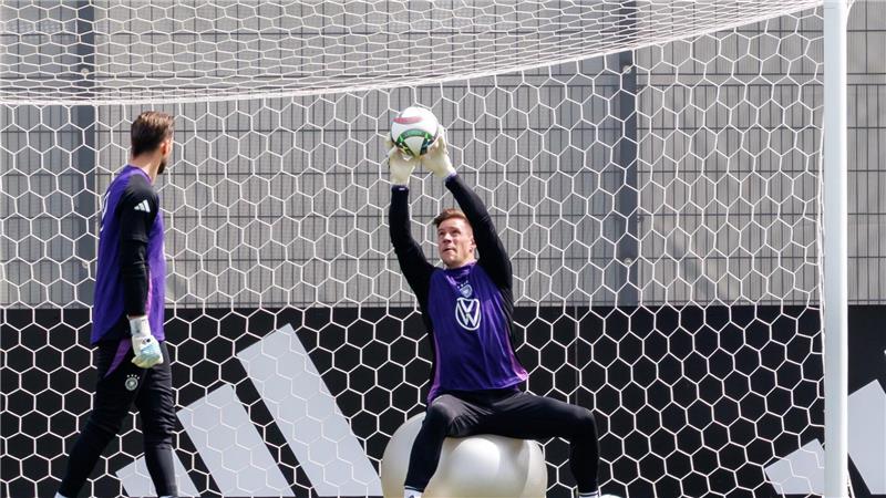 Verkaufskandidat? Ter Stegen sieht Zukunft klar bei Barça Marc-André ter Stegen (r) beim Training der Nationalmannschaft für sein Länderspiel-Comeback.