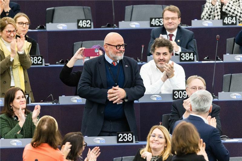 Nach Korruptionsskandal: Sozialdemokrat EU-Parlamentsvize Marc Angel (M, LSAP, Fraktion S&D) steht im Europäischen Parlament und nimmt nach seiner Wahl zum Vizepräsidenten des Europäischen Parlaments Applaus entgegen.