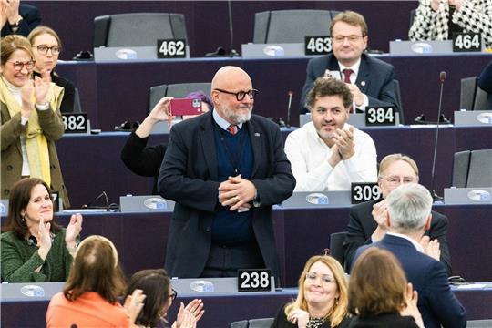 Marc Angel (M, LSAP, Fraktion S&D) steht im Europäischen Parlament und nimmt nach seiner Wahl zum Vizepräsidenten des Europäischen Parlaments Applaus entgegen.