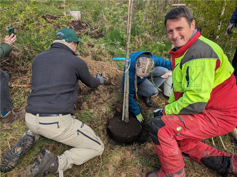 Aufforstung am Nordberg abgeschlossen Marc Filla vom BUND Niedersachsen (l.) und Forstwirt Matthias Ahrens (r.) haben beim Pflanzen der Mehlbeere tatkräftige Unterstützung von einer Schülerpraktikantin. Foto: Raksch
