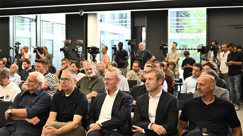 Marc Kosicke (r) saß bei Jürgen Klopps Vorstellung ganz vorne.