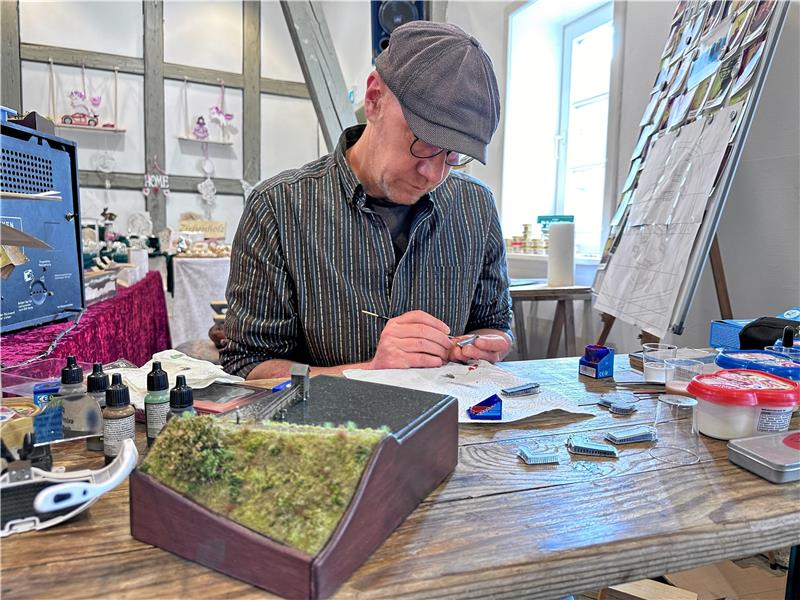 Marc Krüger ist Modellbauer und arbeitet gern an heimischen Motiven. Foto: Schlegel