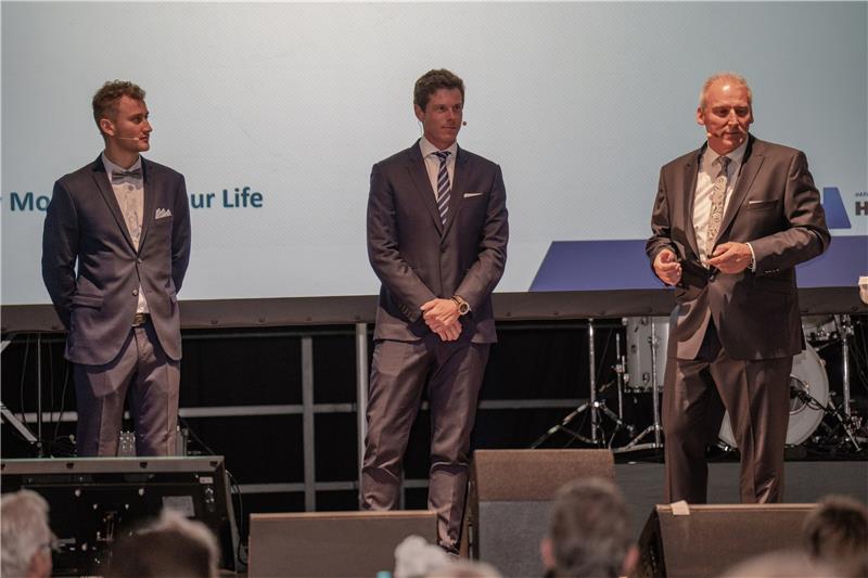 Autohaus Heinemann: 75 plus zwei Jahre Tradition Marc, Maximilian und Dr. Robert Heinemann (v. li.) begrüßen rund 150 geladene Gäste aus Politik und Wirtschaft sowie die Belegschaft der Firma.