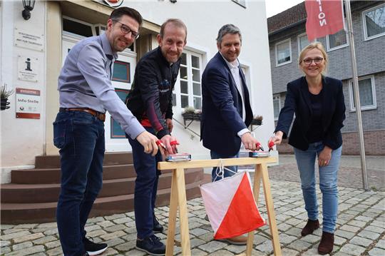 Vier Personen testen die Posten, die beim Orientierungslauf angesteuert werden.