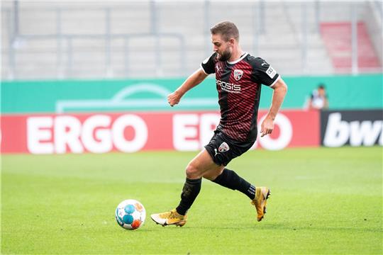 Marc Stendera von Ingolstadt spielt den Ball.