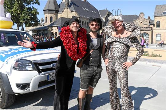 Marc (von links), Guillaume und Maic sind ein echter Hingucker. Nico, Uwe, David und Clemens treten für den offenen Umgang mit HIV-positiven Menschen ein. Steven Hesse und Mina Mistake führen durch das Programm. Ronja aus Schöppenstedt und Marius aus Schladen bieten kostenlose Umarmungen und Küsse an.  Fotos: Hartmann