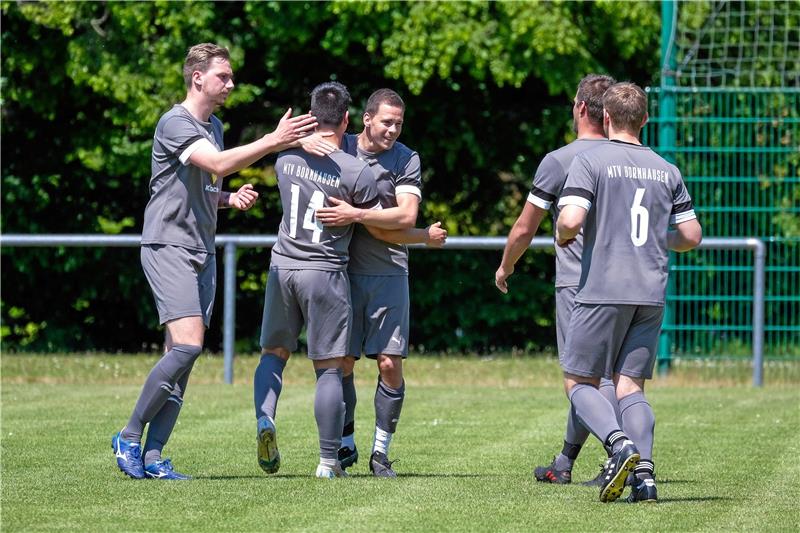 FC Seesen wieder im Vorteil vor dem Endspiel in Oker Marcel Galuschka und Raziel Dresler gratulieren dem Torschützen zum 3:0, Daniel Schroppe (v. li.). Das ist auch das Endergebnis der Partie des MTV Bornhausen bei der SG Rammelsberg/Weddingen in der 1. Nordharzklasse. Foto: Drechsler