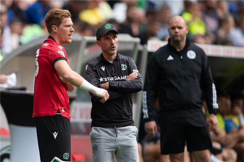 Leitl rechnet mit Einsatz von Halstenberg gegen Elversberg Marcel Halstenberg steht bei seiner Einwechselung neben Hannovers Trainer Stefan Leitl (r).