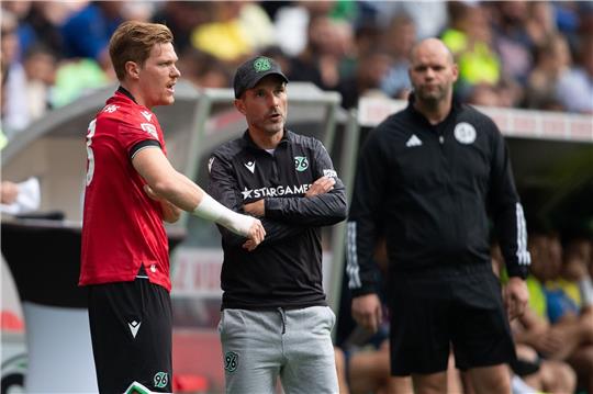 Marcel Halstenberg steht bei seiner Einwechselung neben Hannovers Trainer Stefan Leitl (r).