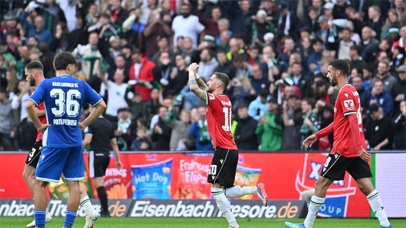 Nur 2:2 gegen KSC: Hannover verspielt zwei Führungen Marcel Hartel von Hannover 96 jubelt über sein Tor gegen den Karlsruher SC.