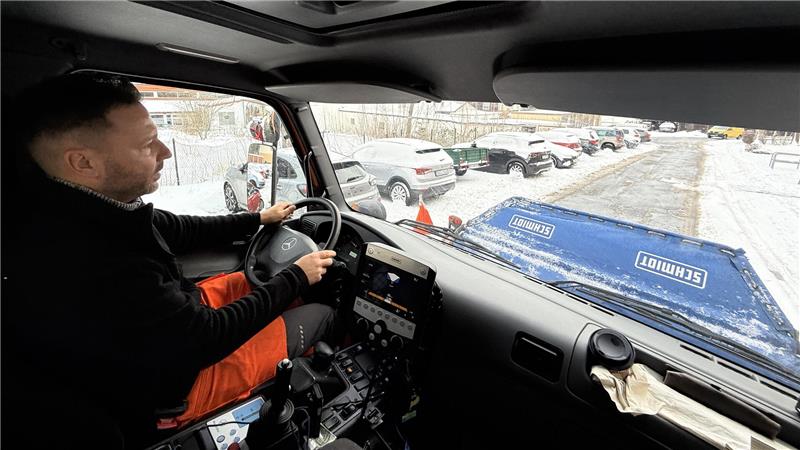 Marcel Hasse ist einer von 35 Männern und Frauen aus dem Bauhofteam, die dieser Tage den Winterdienst übernehmen.