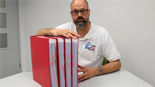 Marcel Jeninga fiebert auf den 17. Juni hin. An diesem Tag wird in Straßburg entschieden, ob das Pädophilen-Handbuch, das in vier Aktenordner passt, in ganz Europa verboten wird.