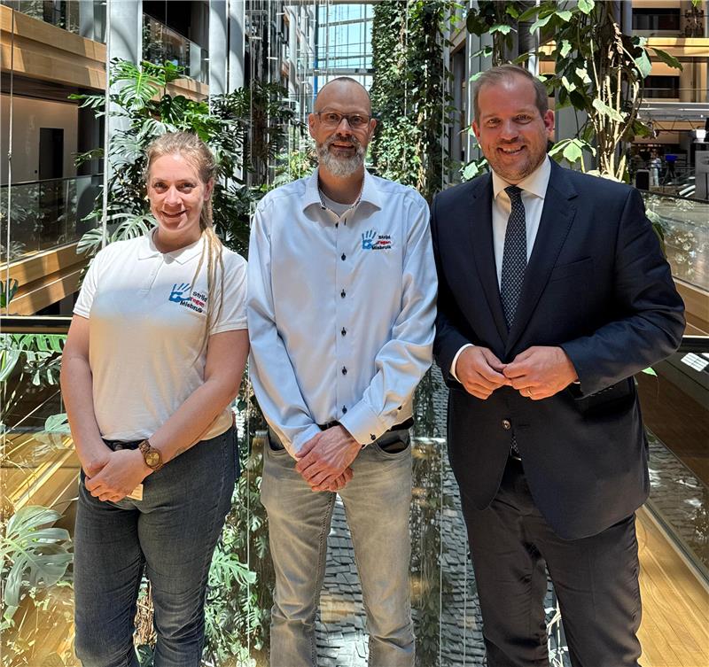 Marcel Jeninga, seine Mitstreiterin Synthia Wolsink und der Abgeordnete Jeroen Lenears (r.).