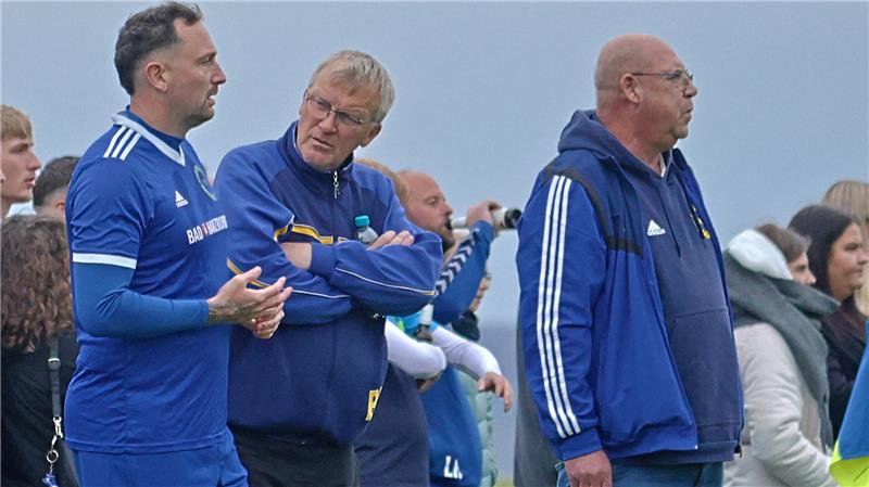 SV Rammelsberg souverän, Haue für SVG Oberharz Trainer Bernd Vollrodt von der TSG Bad Harzburg II gibt Instruktionen an seinen Spieler Marcel Schaare.
